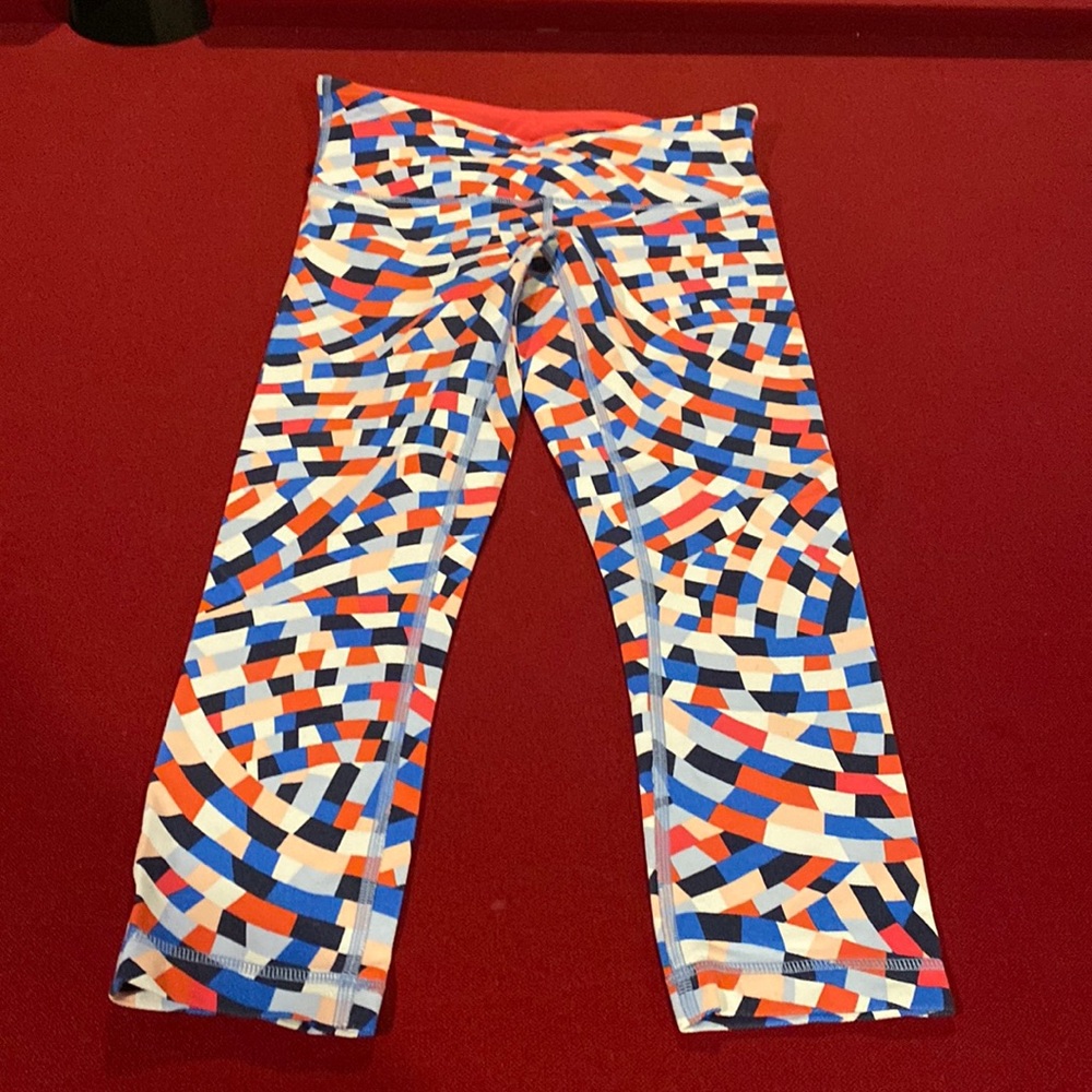 Lululemon leggings size 6 multicolor print crops